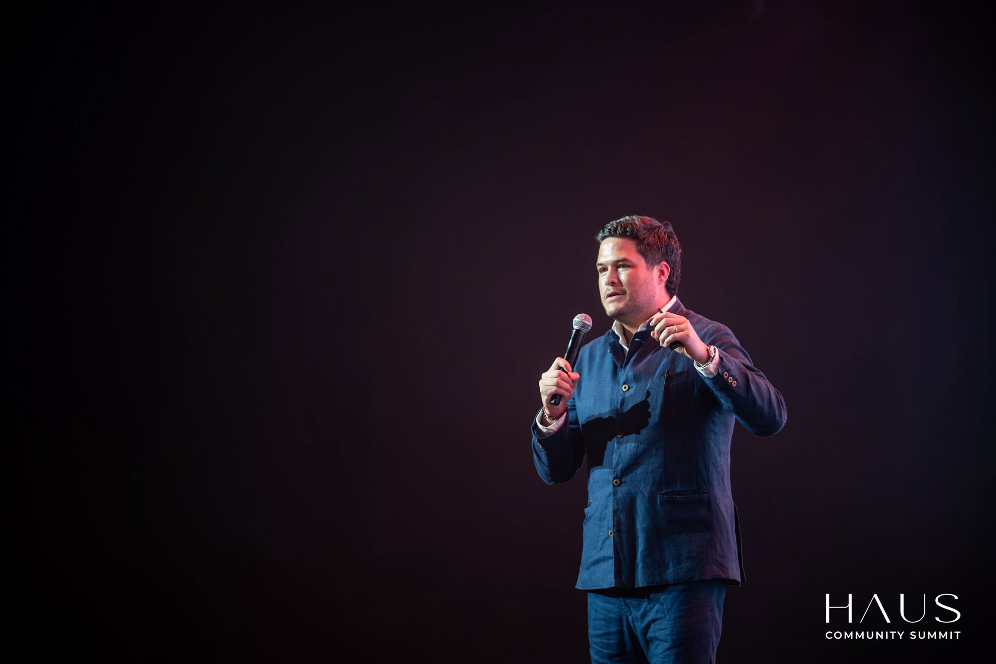Alex Haddock đang chia sẻ tại HAUS Community Summit 2026