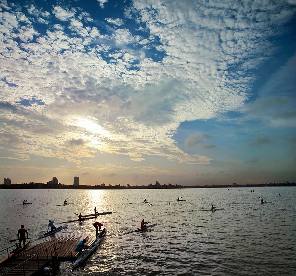 Hồ Tây có diện tích hơn 500 ha, chu vi 18 km, nằm ở vị trí phía tây bắc của trung tâm Hà Nội. Lịch sử ghi nhận hồ Tây là hồ ngoại sinh, có dạng lòng chảo, là một đoạn của sông Hồng xưa ngưng đọng lại sau khi sông đổi dòng chảy.