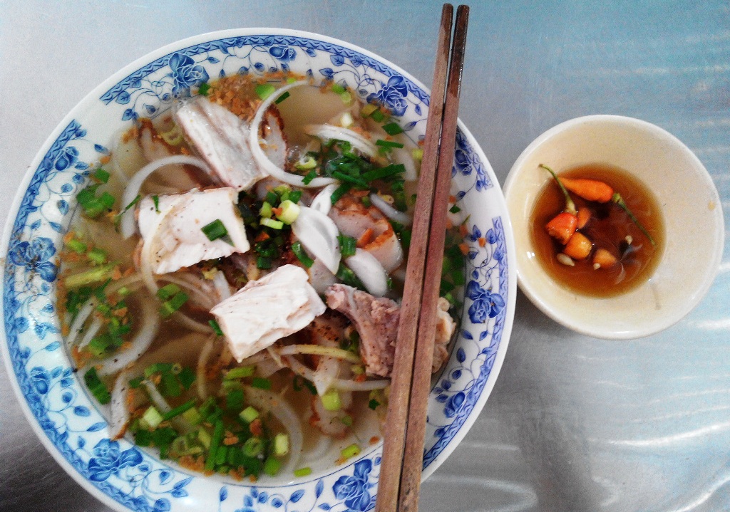 Bánh canh chả cá chấm với nước mắm thơm và chút ớt cay là đặc sản ẩm thực Bãi Kem, Phú Quốc
