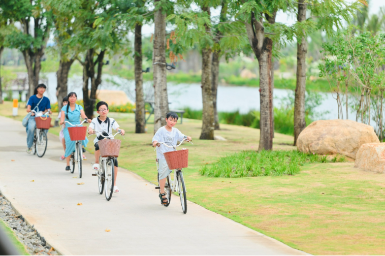 Không gian xanh và hệ thống đường dạo mở rộng cơ hội vận động, vui chơi và khám phá tự nhiên mỗi ngày cho trẻ nhỏ.