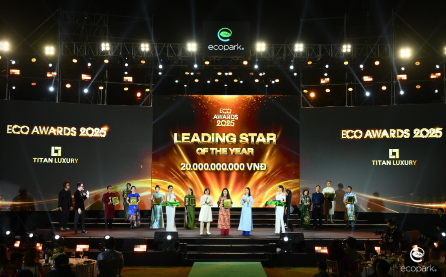 Khoảnh khắc vinh danh Leading Star Of The Year 2025 – giải thưởng 20 tỷ đồng dành cho Titan Luxury tại Eco Awards 2025.