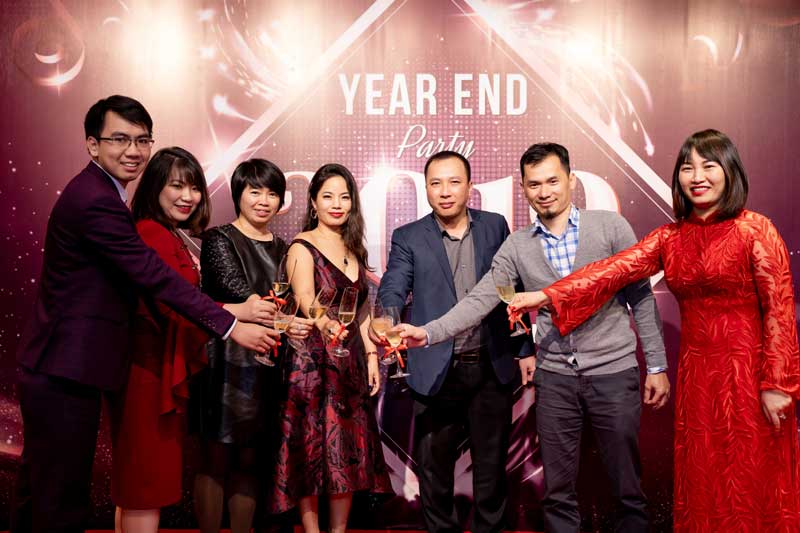 BLĐ công ty nâng ly khai tiệc chúc mừng năm mới