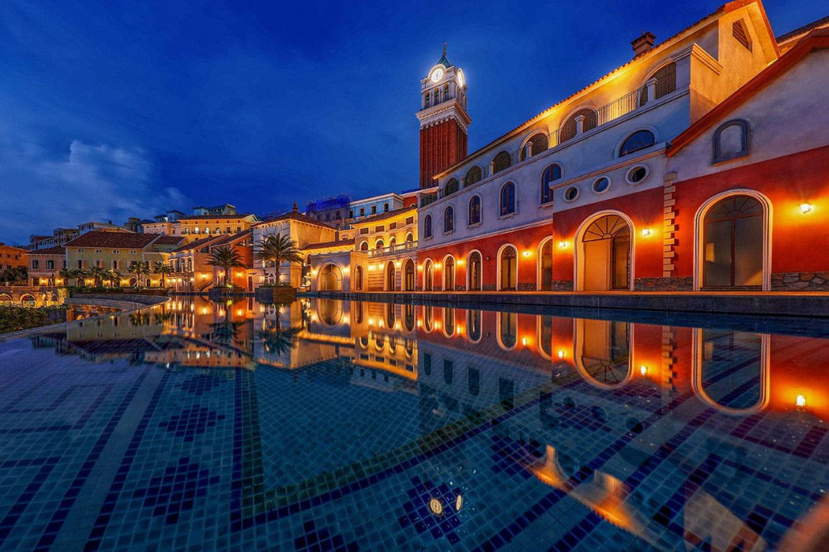 Khu nghỉ dưỡng 6 sao La Festa Phu Quoc, Curio Collection by Hilton nằm tại trung tâm Sunset Town