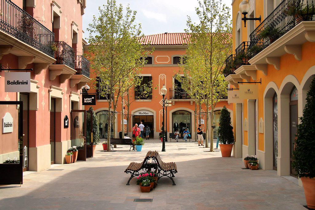 La Roca Village có kiến trúc ấn tượng, thu hút nhiều thương hiệu nổi tiếng 