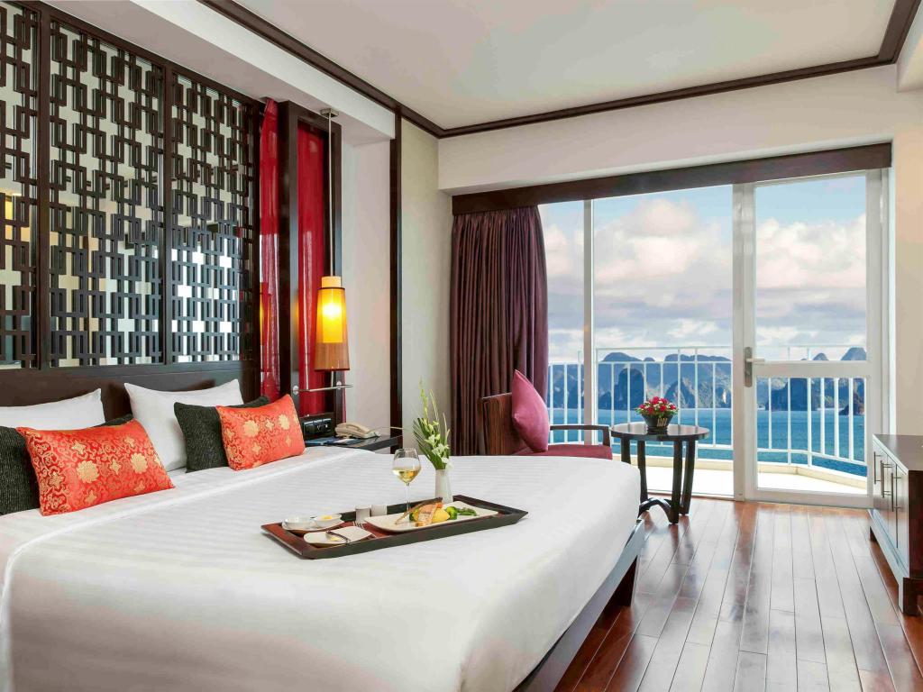 Từ phòng Novotel Hạ Long Bay Hotel du khách có thể phóng tầm mắt thu trọn cảnh biển vịnh Hạ Long