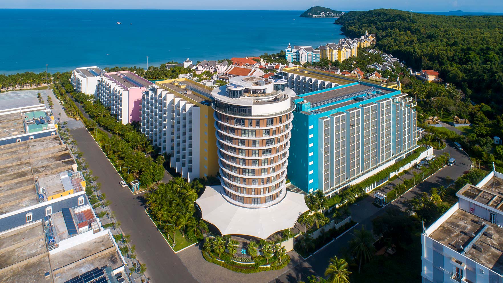 Premier Residences Phu Quoc Emerald Bay ấn tượng với tòa nhà biểu tượng thùng nước mắm - đặc sản Phú Quốc