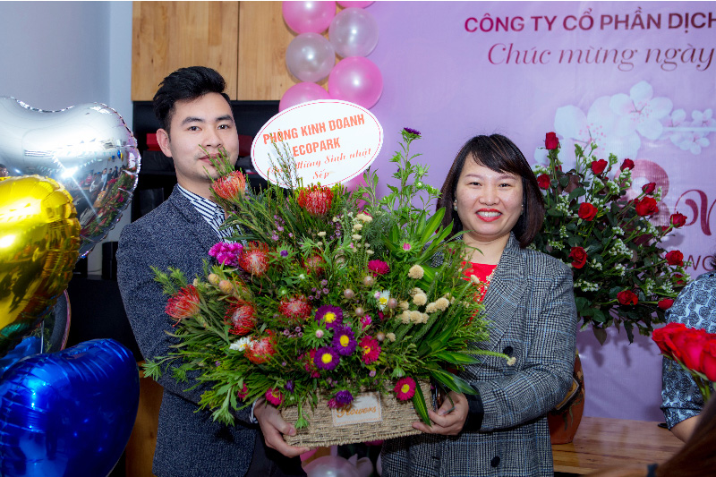Những giỏ hoa tươi thắm cũng được gửi trao đến CBNV nữ có sinh nhật trong quý I/2019