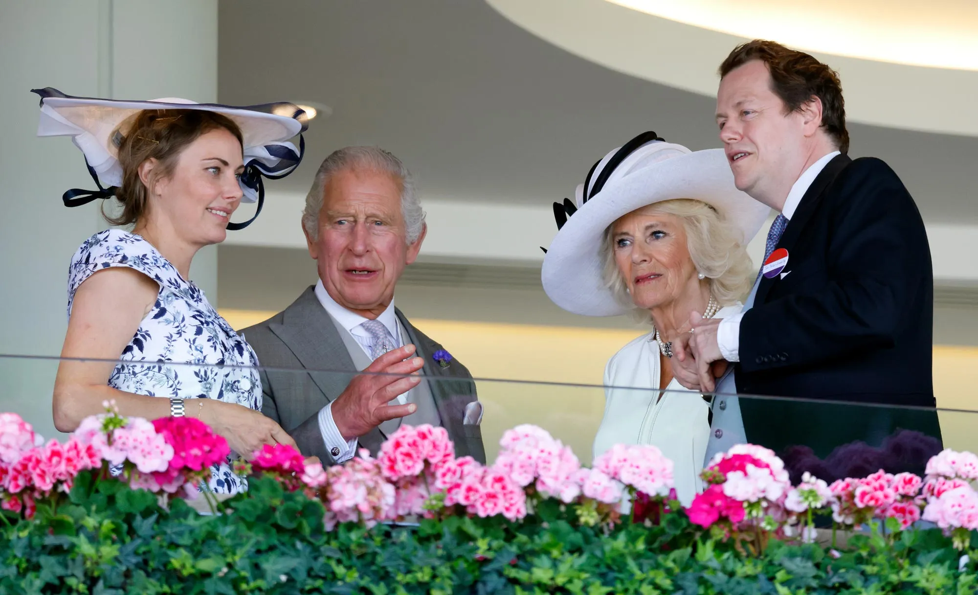 Tom Parker Bowles có mẹ là Vương hậu Anh Camilla và cha đỡ đầu là Thái tử Charles