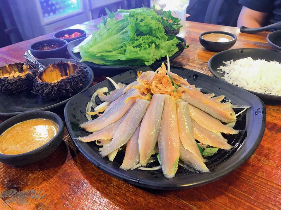 Gỏi cá trích nổi tiếng tại một nhà hàng Phú Quốc