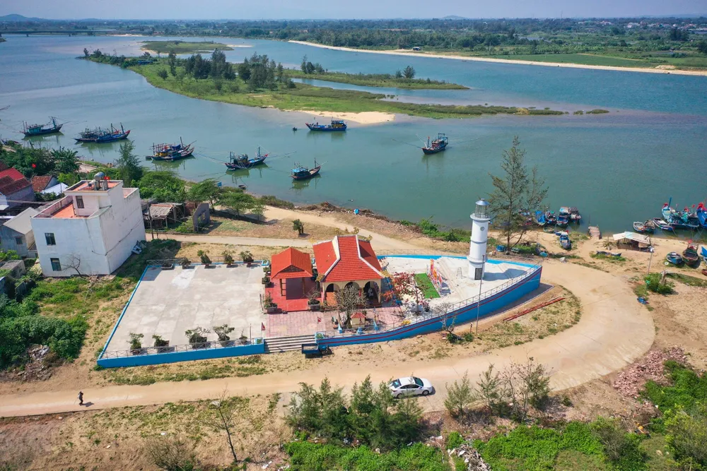 Công trình miếu âm hồn Cửa Lở (xã Đức Lợi) được hoàn thành năm 2023, có hình dáng một con thuyền hướng về phía biển