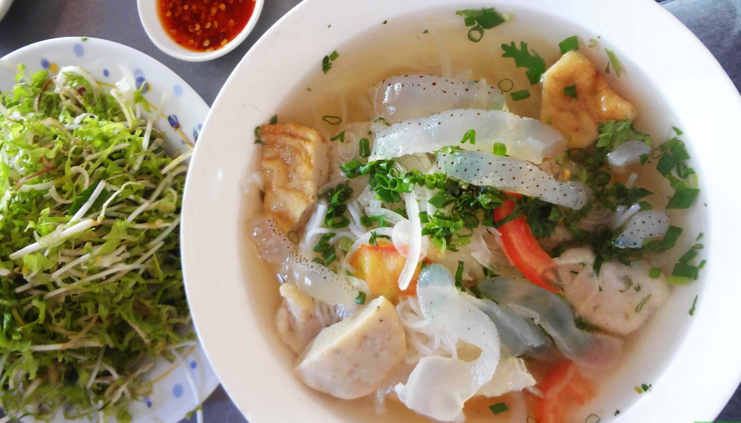 Bánh canh sứa giòn sần sật đặc sản Bãi Kem Phú Quốc