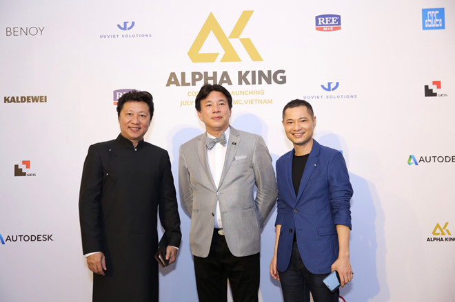 Ông Jimmy Chan ( giữa ) - Ceo Alpha King là người có 35 năm làm việc trong ngành bất động sản quốc tế