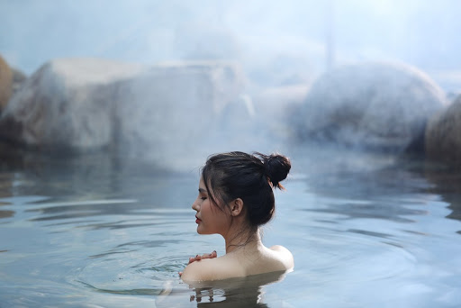 Tắm khoáng nóng Onsen giúp thư giãn tâm hồn, giảm stress