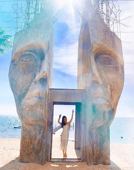 Tạo dáng hoàn hảo với cổng mặt người trên bãi biển tuyệt đẹp ở Phú Quốc