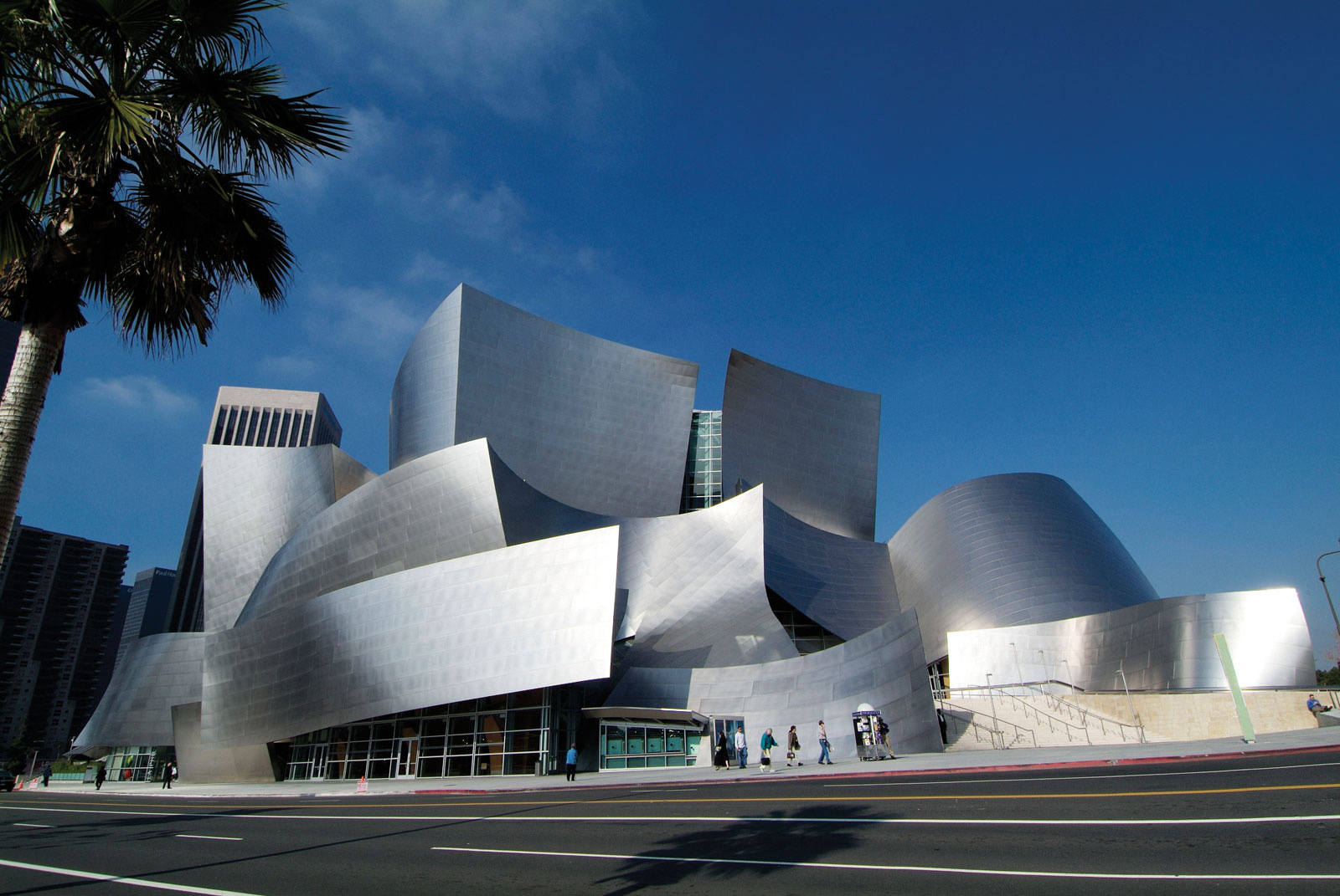 Phong cách kiến trúc đương đại không thể hòa lẫn tại phòng hòa nhạc Walt Disney ở Los Angeles
