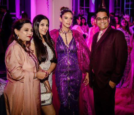 Lễ cưới của cặp đôi tỷ phú Ấn Độ trong ngày 7/3 với chủ đề pink party, nổi bật với gam màu hồng tím vô cùng sang trọng và ấn tượng 