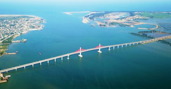 Cầu Cửa Hội bắc qua sông Lam kết nối 2 tỉnh Nghệ An và Hà Tĩnh đã hoàn thiện