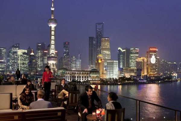 Tầm view ngoạn mục có thể bao quát toàn bộ thành phố Thượng Hải từ sân thượng khách sạn Peninsula Thượng Hải