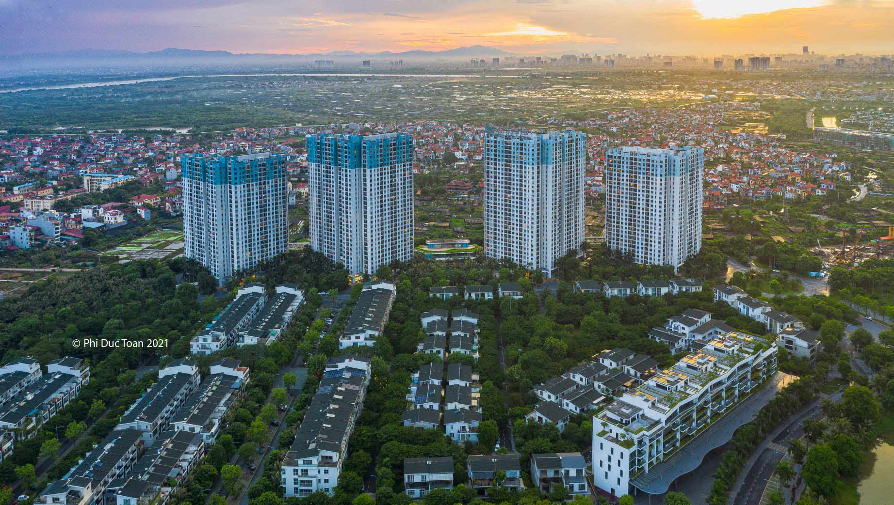 Khu đô thị Ecopark là dự án đầu tiên của tập đoàn Ecopark tại Việt Nam, cũng là thành phố xanh lớn nhất Việt Nam