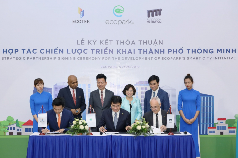 Tham dự tại buổi lễ ký kết có Thứ trưởng Bộ Xây Dựng Phan Thị Mỹ Linh (đứng giữa)