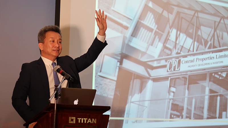 Ông Jonathan Tan - Đại diện từ của Tập đoàn Conrad chia sẻ về tập đoàn và các sản phẩm của Tập đoàn