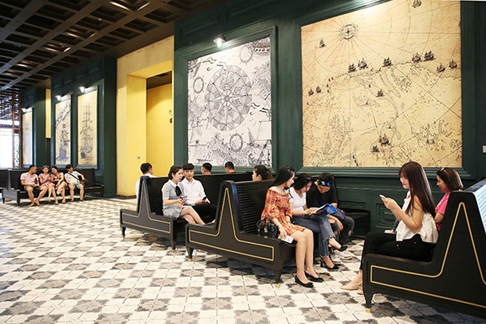 Tường nhà ga được thiết kế độc đáo với 27 khung tranh thể hiện hải đồ và tàu biển cổ. 