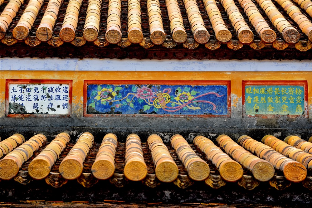 Nghệ thuật pháp lam được các nghệ nhân dưới triều Nguyễn sáng tạo trong các kiến trúc cung đình Huế