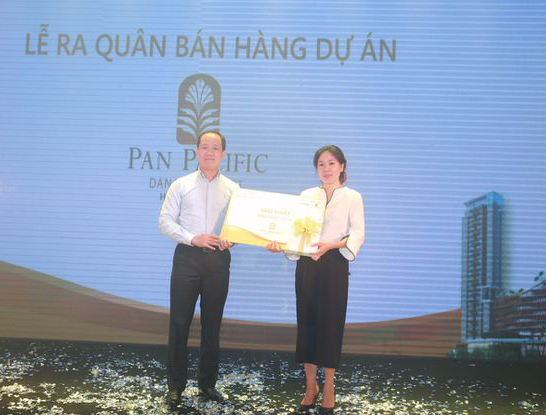 Phó tổng giám đốc Vũ Hoàng Linh trao thưởng cho nhân viên bốc thăm may mắn