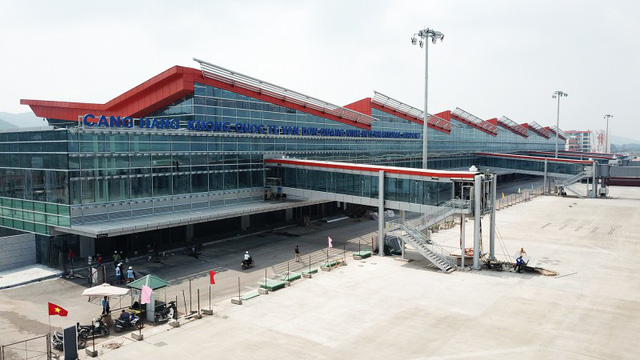 Nhà ga được xây dựng trên tổng diện tích gần 27.000 m2, thiết kế 2 cao trình đến và đi riêng biệt, có một cầu hành khách cho máy bay code E, ba cầu hành khách cho máy bay code C và bốn vị trí bãi đỗ xe (giai đoạn 1), 31 quầy thủ tục hàng không.