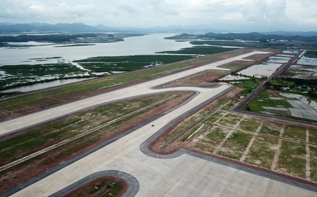 Hệ thống đường bay, đường lăn nhìn từ trên cao với đường cất hạ cánh dài 3,6 km, rộng 45 m, có khả năng đón những loại máy bay chuyên chở hàng hoá và hành khách lớn.