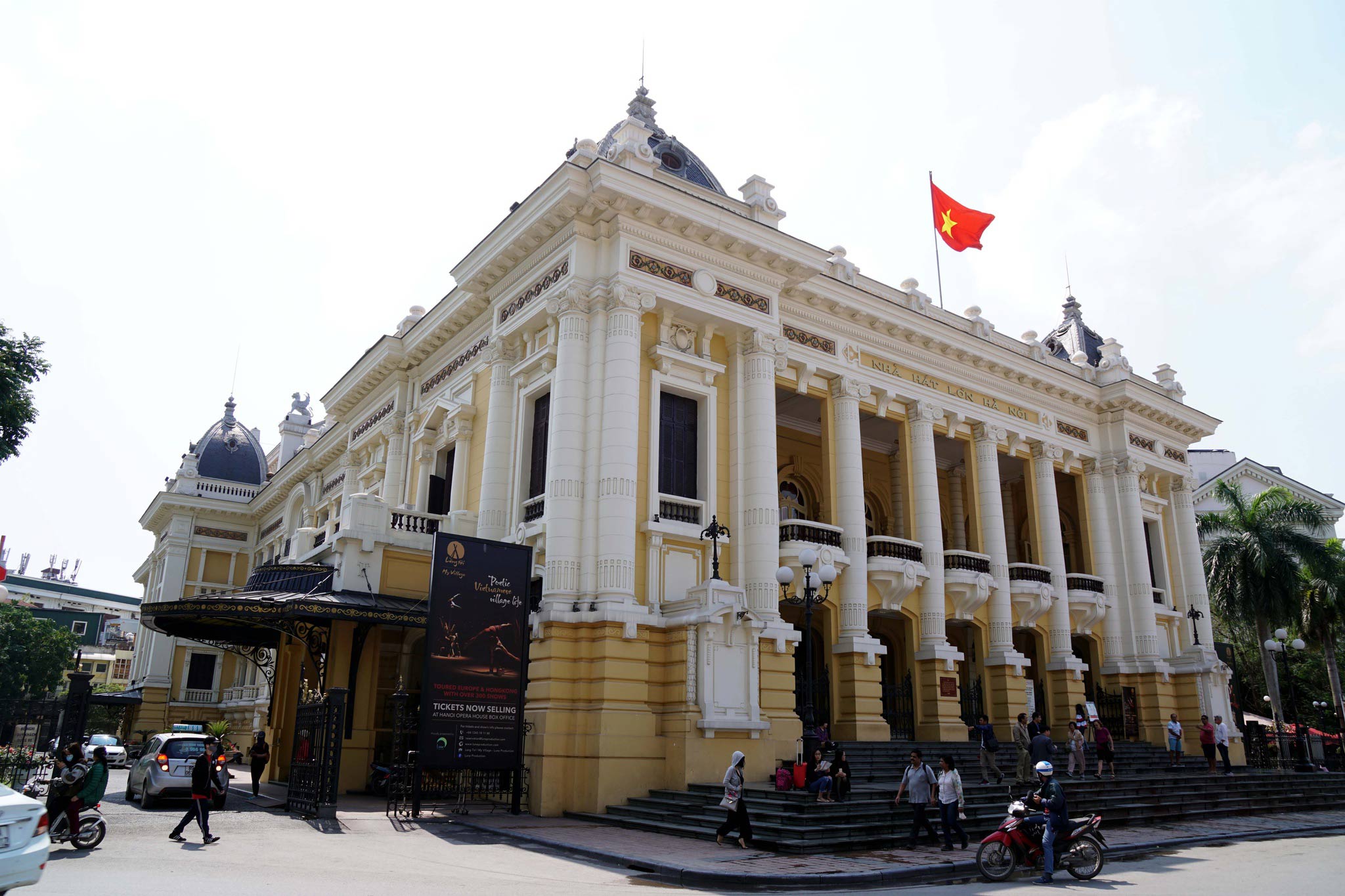 Cổng vào của nhà hát lớn Hà Nội gây ấn tượng với những chi tiết sắt mỹ nghệ mang phong cách Art Nouveau 