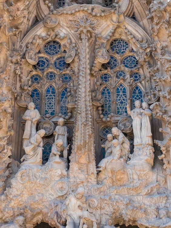 Kỹ thuật uốn sắt độc đáo, ấn tượng ở cổng ra vào của Thánh đường Sagrada Família