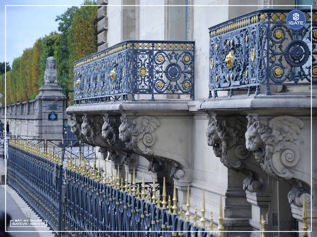 Ban công và hàng rào tại viện bảo tàng Louvre – Paris được thiết kế trang nhã 