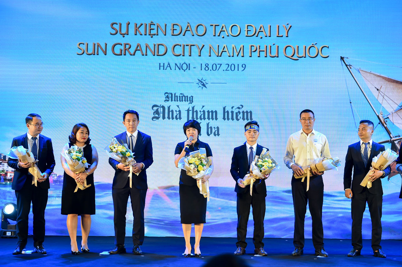 Bà Nguyễn Liên Dung đại diện các đại lý phân phối dự án phát biểu tại sự kiện 