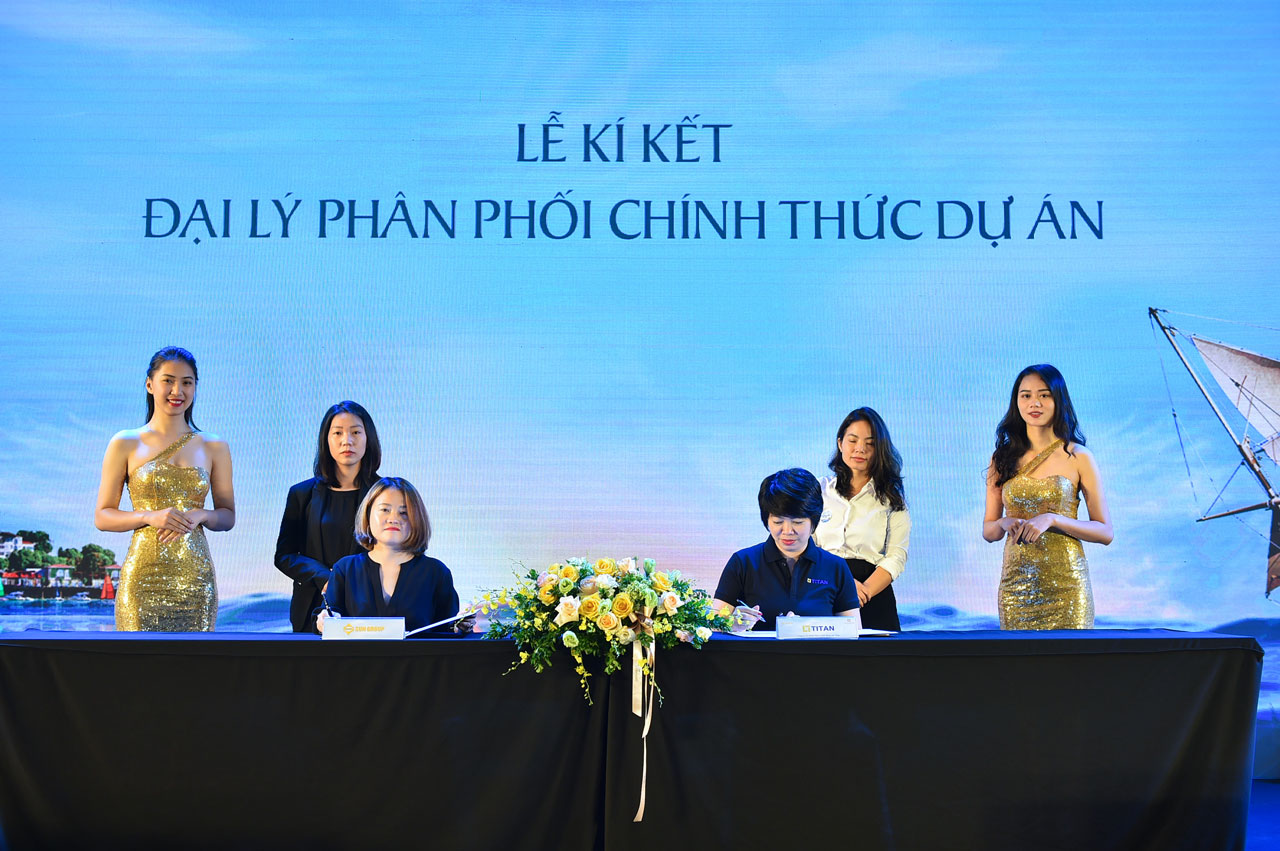Bà Nguyễn Liên Dung - Chủ tịch HĐQT Titan Group và đại diện chủ đầu tư ký kết hợp tác phân phối dự án