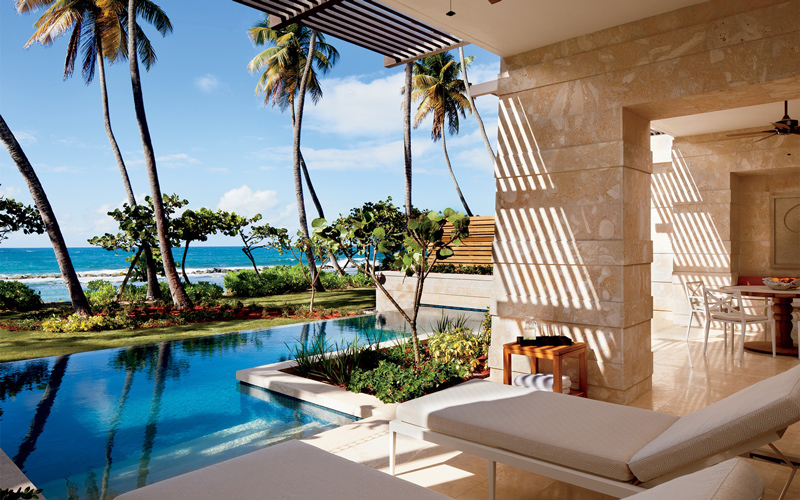 Bể bơi hướng thẳng ra biển tuyệt đẹp của biệt thự Ritz Carlton Hòn Vông Phú Quốc