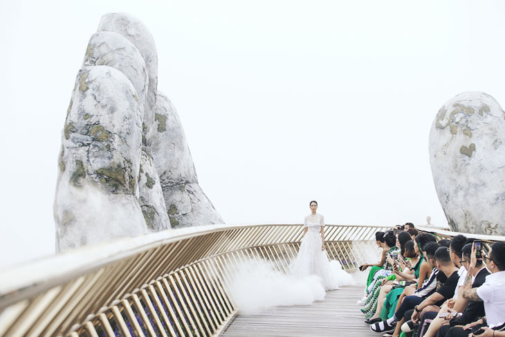 Fashion Voyage #1 diễn ra trên cầu Vàng, dài 150m mang kiến trúc độc đáo của Bà Nà Hills