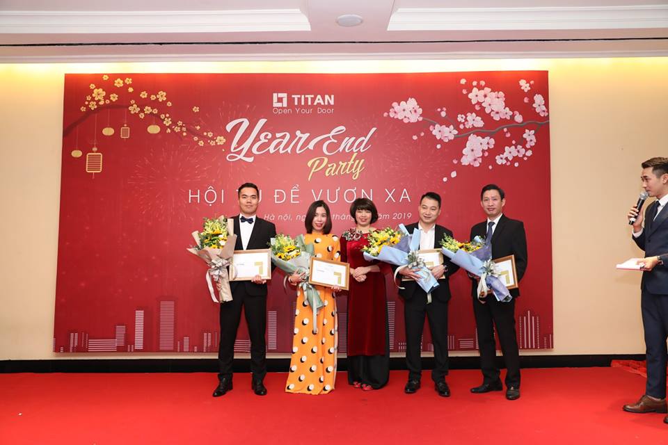 Chị Liên Dung trao tặng danh hiệu Nhóm kinh doanh xuất sắc nhất 