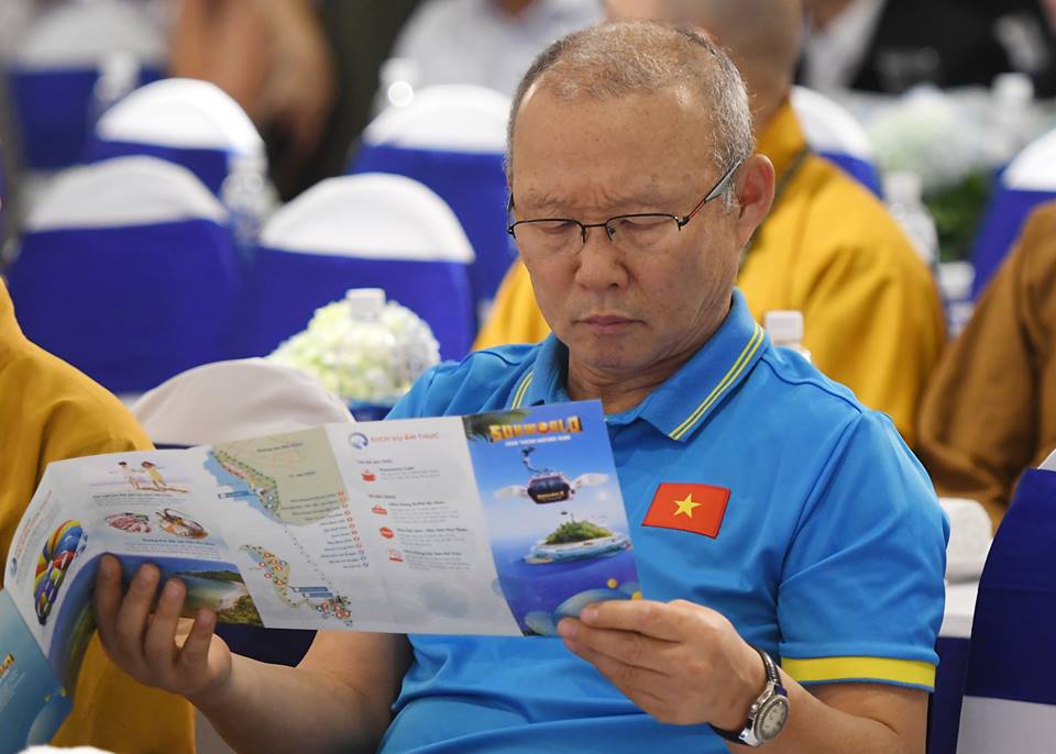 Ông Park Hang Seo - huấn luyện viên đội U23 Việt Nam đang đọc tờ rơi khu vui chơi giải trí Sun World Hon Thom Nature Park