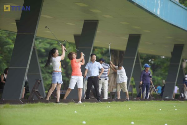Trải nghiệm golf tại làn tập cỏ nhân tạo
