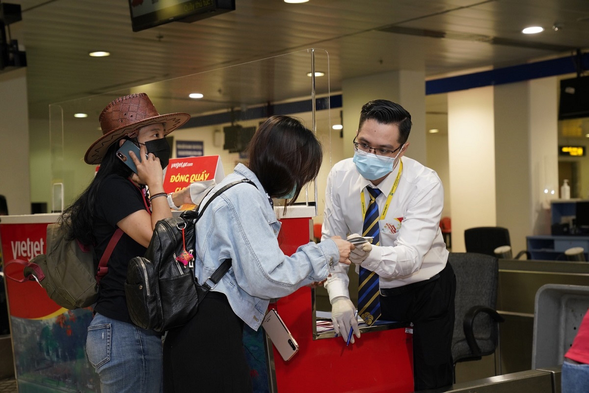 Hành khách trên chuyến bay được yêu cầu đeo khẩu trang, thực hiện đầy đủ các biện pháp phòng dịch